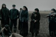 Soldados requisando a campesinos famélicos, en Bitter Harvest, película de 2016 sobre el Holodomor