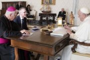 Un momento de la entrevista de Emmanuel Van Lierde al Papa Francisco - foto de Vatican Media