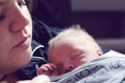 Cada niño que nace aporta su inteligencia y su creatividad al bien de todos. Eso enriquece más al mundo que cualquier supuesto cataclismo derivado de un exceso de población. Foto: Alexander Grey / Unsplash.