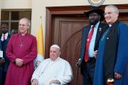El Papa Francisco, junto al presidente de Sudán del Sur,Salva Kiir Mayardit, y el arzobispo de Canterbury, Justin Welby, y el moderador de la Asamblea General de la Iglesia de Escocia, Jim Wallace.