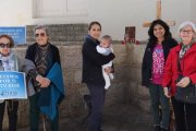 La coordinadora de 40 Días por la Vida Hispanoamérica, Lourdes Varela, y la de España, Nayeli Rodríguez, rezando junto a otras voluntarias en la última campaña de Cuaresma ante un abortorio de Málaga.
