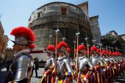La Guardia Suiza pasa ante la torre del Banco Vaticano, foto de 2014