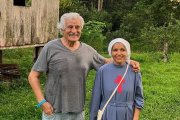 El ginecólogo y cooperante andaluz Rogelio Garrido con una joven religiosa en la Amazonia peruana
