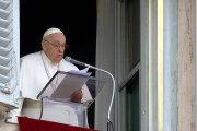 Nosotros somos tentados por el diablo, dijo el Papa en el Ángelus, con los mismos señuelos con los que tentó a Jesús: el apego a las cosas terrenas, la desconfianza, la sed de poder.