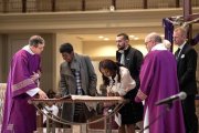 Unos catecúmenos de la diócesis de Kansas City - Saint Joseph firman en el Libro de la Vida