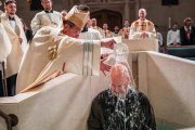 El arzobispo Vigneron, de Detroit, bautiza al informático Brian Mull, de 46 años - foto de Valaurian Waller en el Detroit Catholic