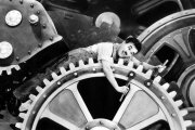 Charlie Chaplin en 'Tiempos modernos' (1936), que dirigió y protagonizó: una crítica a la deshumanización de la producción en cadena.