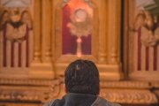Abandonar a Dios no sale gratis, tampoco a nivel colectivo. ¿Qué hacer? La oración es el primer paso insustituible. Foto: Manuel Asturias / Cathopic.