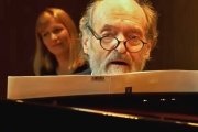 Arvo Pärt (en la imagen, al piano) recibió en 2017 el Premio Ratzinger por sus contribuciones a la música sacra.