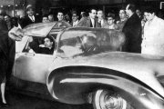 Alfred A. Juliano, en el comienzo de la gira de presentación de su coche, el "Aurora", diseñado en 1957.