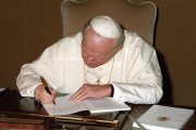Juan Pablo II firma la encíclica 'Centesimus Annus' en 1991, centenario de la 'Rerum Novarum' de León XIII.