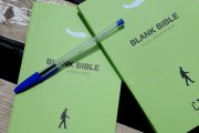 ¿Dios habla hoy? Para responder a esta pregunta, Hakuna presenta la Blank Bible, una libreta de mano plagada de utilidades.
