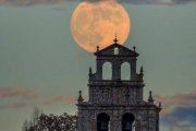 La luna con la espadaña de la iglesia de Masa, Burgos - foto de VerPueblos.com