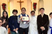 Yuki Kohmo, el cuarto desde la izquierda, celebrando su bautismo el pasado 25 de diciembre (Foto cedida a UCA News).