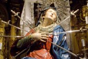 La Virgen de los Dolores es tradicionalmente representada con uno o con siete puñales atravesándole el corazón, en referencia a la profecía de Siméon, que dijo a María que una espada le atravesaría el alma.