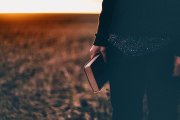 Las Sagradas Escrituras y su meditación son una fuente fundamental para la conciencia moral. Foto: Priscilla du Preez / Unsplash.