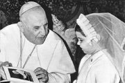 San Juan XXIII reza con una niña enferma, en una de sus fotos más conocidas