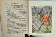 Cuando se asume la propia misión como única e intransferible, no cabe la envidia. En la imagen, Arturo extrae la espada de la roca, en una versión juvenil del mito escrita por Henry Gilbert en 1911. Foto: ebay.