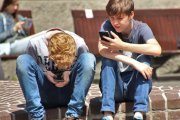 Los padres comienzan a ser conscientes de los efectos devastadores de los móviles en sus hijos y empiezan a poner medidas y exigirlas a los colegios e instituciones. Foto: Pixabay / Pexels.