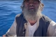 Tim Shaddock en el momento en que fue rescatado, tras 90 días a la deriva en el Pacífico