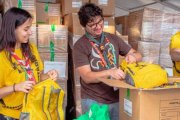 Jóvenes voluntarios de la JMJ de Lisboa preparan las mochilas con el kit del peregrino