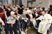 El Papa, en silla de ruedas, saluda a algunos ancianos que acudieron a misa en la basílica vaticana en la Jornada Mundial de los Abuelos.