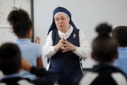 Ante el adoctrinamiento de género en las escuelas, muchos no católicos matriculan a sus hijos en centros que sí lo son... y se convierten en lugares donde "evangelizar es una oportunidad real".