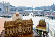 El Papa Francisco con las reliquias de Santa Teresita de Lisieux en Roma