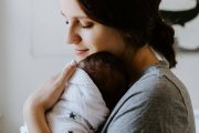 Cada nacimiento es una victoria sobre el egoísmo y el miedo, una apuesta de fe en el otro cónyuge, una muestra de esperanza en el futuro. Foto: Kelly Sikkema / Unsplash.