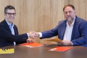 Félix Bolaños (izquierda de la foto), ministro de la Presidencia del Gobierno, tras firmar el 2 de noviembre un acuerdo de investidura con Oriol Junqueras, presidente de Esquerra Republicana de Catalunya.
