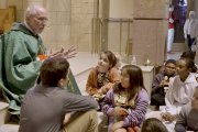 Peter Adamski, revestido con la casulla en una catequesis con niños. Solo es sacerdote desde hace cuatro años. Foto: captura EWTN.