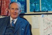 JRR Tolkien en su casa en 1961, ya como escritor popular, doce años antes de su muerte