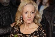 "Con mucho gusto cumpliré dos años de cárcel si la alternativa es hablar de forma impuesta y negar la realidad y la importancia del sexo. Que vengan los casos judiciales. Será más divertido que nunca", dijo J.K. Rowling.