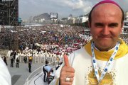 Diez años después, una misma convicción en el poder evangelizador de las JMJ. En la imagen, monseñor Munilla en la JMJ de Río de Janeiro en 2013, la primera de Francisco.