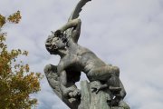 El demonio aprovecha el señuelo de la «libertad» para esclavizar al hombre. Foto: estatua del Ángel Caído en el Parque del Retiro de Madrid.
