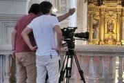 José María y Borja Zavala, padre e hijo y co-directores de 'El latido del cielo', ultiman el rodaje de una escena de la película en el interior de una iglesia.
