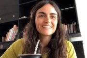 Fátima, joven arquitecta argentina, se alejó de la fe al empezar la universidad. Comenzó un difícil camino en la Nueva Era, el wokismo y con extrañas  presencias que la aterorrizaban, de lo que solo la fe pudo librarle.