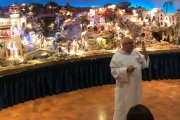 Un fraile dominico del convento de Ocaña explica a los visitantes de Porticum Salutis, ante un enorme belén-diorama, la historia de la Salvación y el misterio de la Navidad.