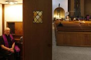 Un sacerdote espera para confesar penitentes en la diócesis de Buffalo, EEUU