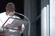 "El Bautista es ciertamente un hombre extraordinario. La gente acude a escucharle atraída por su forma de ser, coherente y sincera", ha dicho el Papa desde el balcón del Palacio Apostólico del Vaticano.