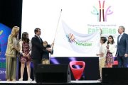 Bandera de la familia al inaugurar el Congreso Internacional de Familias en México