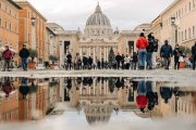 El único faro moral que le va quedando a la Humanidad es la Iglesia católica. Si no hay claridad en sus documentos, el riesgo de que el mundo se estrelle contra las rocas del error aumenta. Foto (contextual): Gabriella Clare Marino / Unsplash.