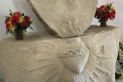 La piedra que peregrinará por diez iglesias madrileñas es una réplica exacta del original que se venera en el monasterio de las carmelitas del Cerro de los Ángeles, restos del primitivo monumento dinamitado el 7 de agosto de 1936.