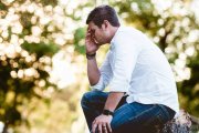 La sensación de abandono ante la complicidad en el error y la falta de dignidad en el culto a Dios le está quitando la alegría a muchos católicos. Foto (contextual): Ben White / Unsplash.