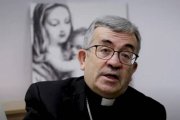 Luis Argüello, arzobispo de Valladolid, en una entrevista, con un cuadro de la Virgen
