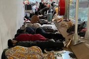 Migrantes durmiendo en el suelo en la zona internacional del aeropuerto de Barajas en febrero