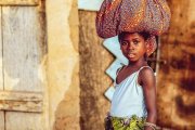 Una niña lleva cargas en la cabeza en Costa de Marfil... infancia y pobreza son temas de Dignitas Infinita... foto de Ben White en Unsplash