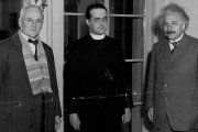 El sacerdote Georges Lemaître (1894-1966), creador de la teoría del Big Bang, entre dos colegas Premios Nobel de Física, Robert Millikan (1868-1953) y Albert Einstein (1879-1955), en una foto de 1933 en el California Institute of Technology.