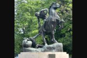 Conjunto escultórico 'Los portadores de la antorcha', de la artista estadounidense Anna Hyatt Huntington (1876-1973), inaugurada en 1955 junto a la Facultad de Medicina de la Universidad Complutense de Madrid. Foto: Wikipedia.