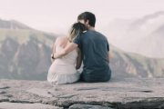Al borde del abismo, pero también de la grandeza, una pareja enamorada - foto de Aiony Haust en Unsplash